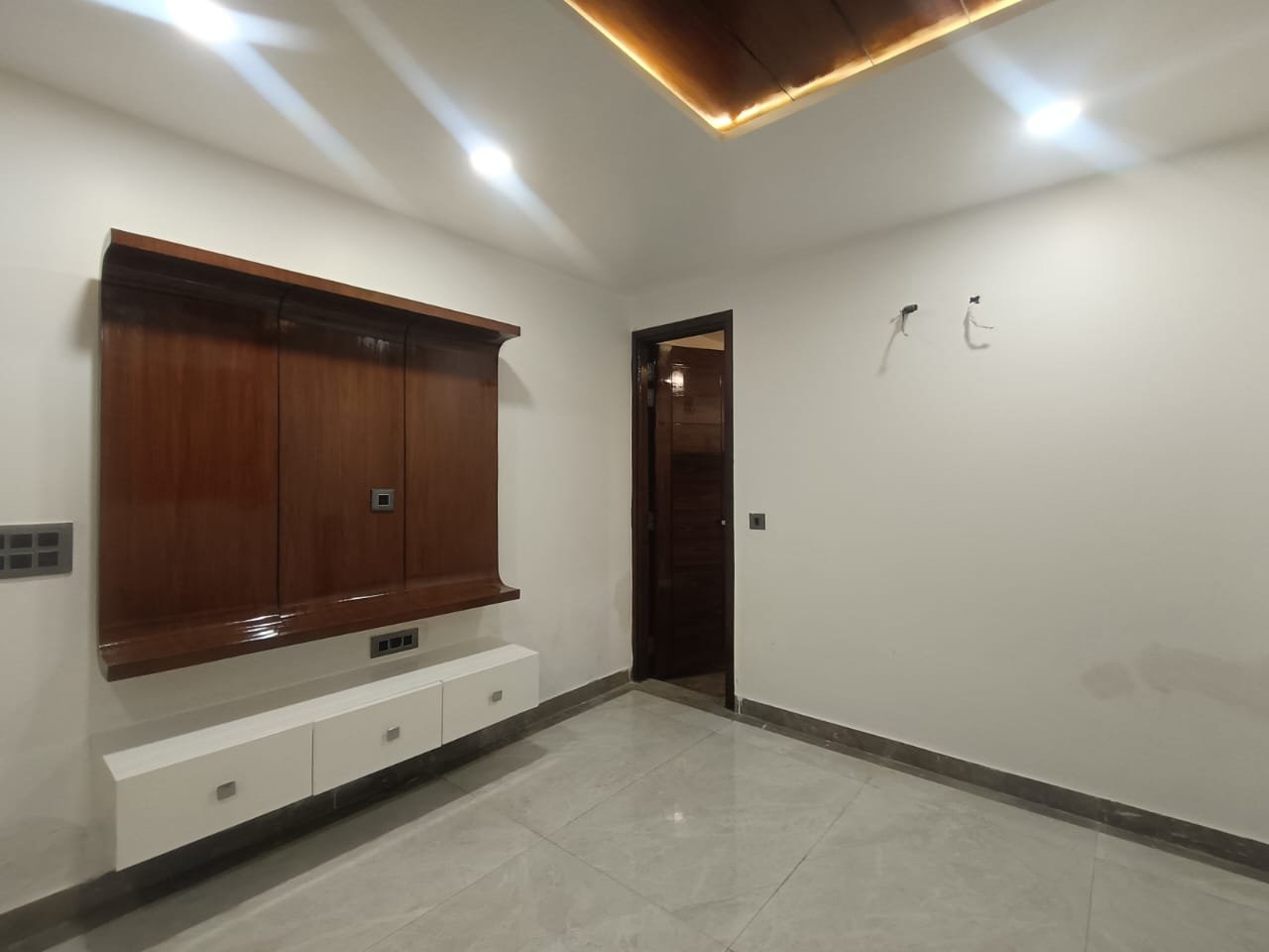 BIG MIG 3 BHK Ground Floor Flat for Sale in C2B Block Janakpuri