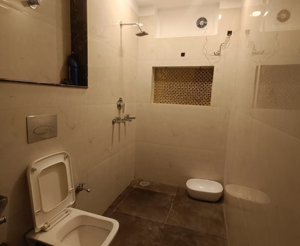 BIG MIG 3 BHK Ground Floor Flat for Sale in C2B Block Janakpuri