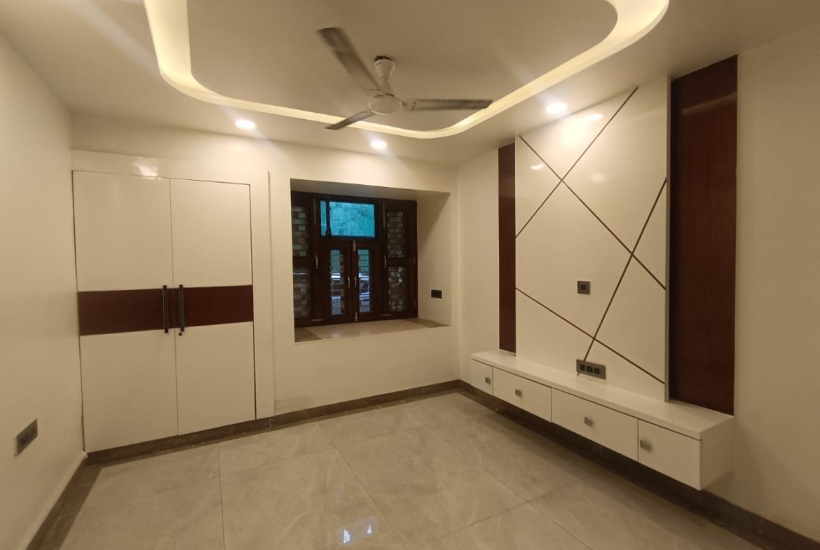 BIG MIG 3 BHK Ground Floor Flat for Sale in C2B Block Janakpuri