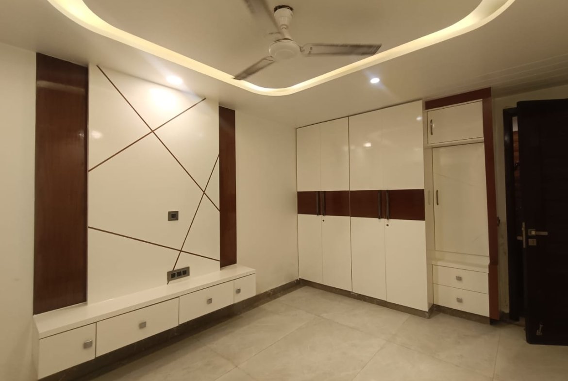 BIG MIG 3 BHK Ground Floor Flat for Sale in C2B Block Janakpuri