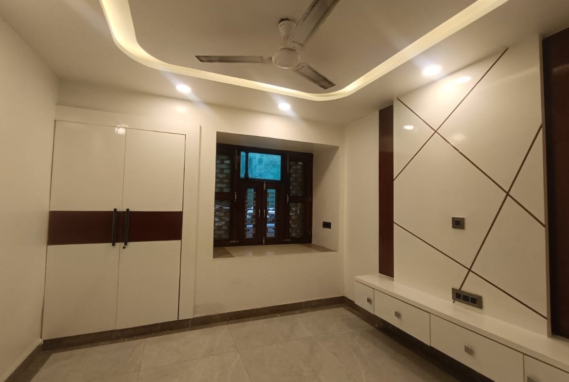 BIG MIG 3 BHK Ground Floor Flat for Sale in C2B Block Janakpuri