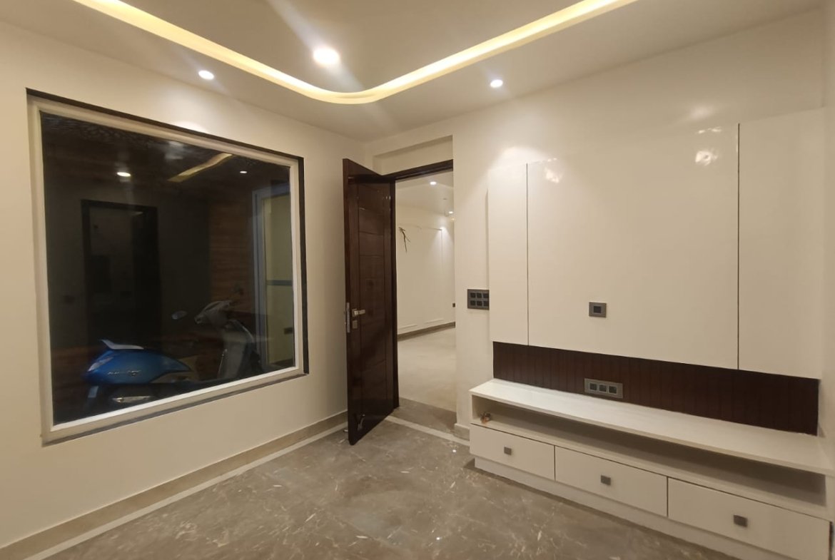 BIG MIG 3 BHK Ground Floor Flat for Sale in C2B Block Janakpuri