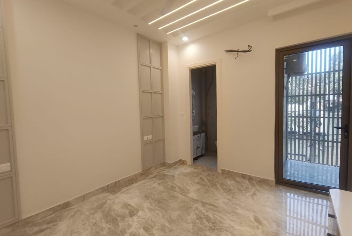 150 Gaj Brand New South-Facing 3 BHK Builder Floor for Sale – ₹3.25 Cr