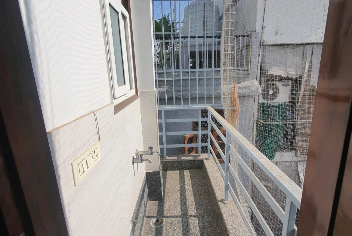 80 Gaj top-floor corner builder floor with 2 BHK on third floor and 1 BHK on roof in C4F Block Janakpuri.