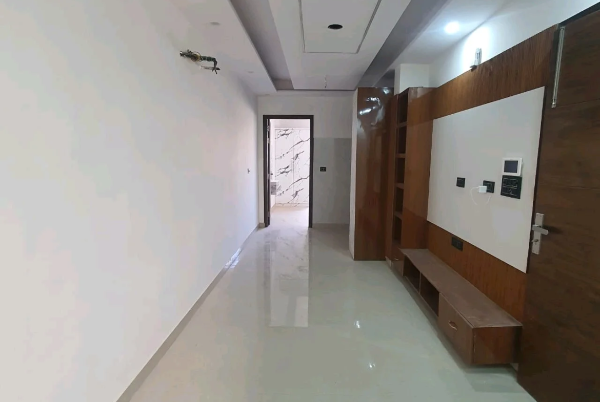 80 Gaj top-floor 2 BHK builder floor in C6B Block Janakpuri with lift, car parking, and new construction, priced at ₹1.45 Cr.