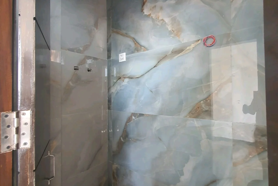 80 Gaj top-floor 2 BHK builder floor in C6B Block Janakpuri with lift, car parking, and new construction, priced at ₹1.45 Cr.