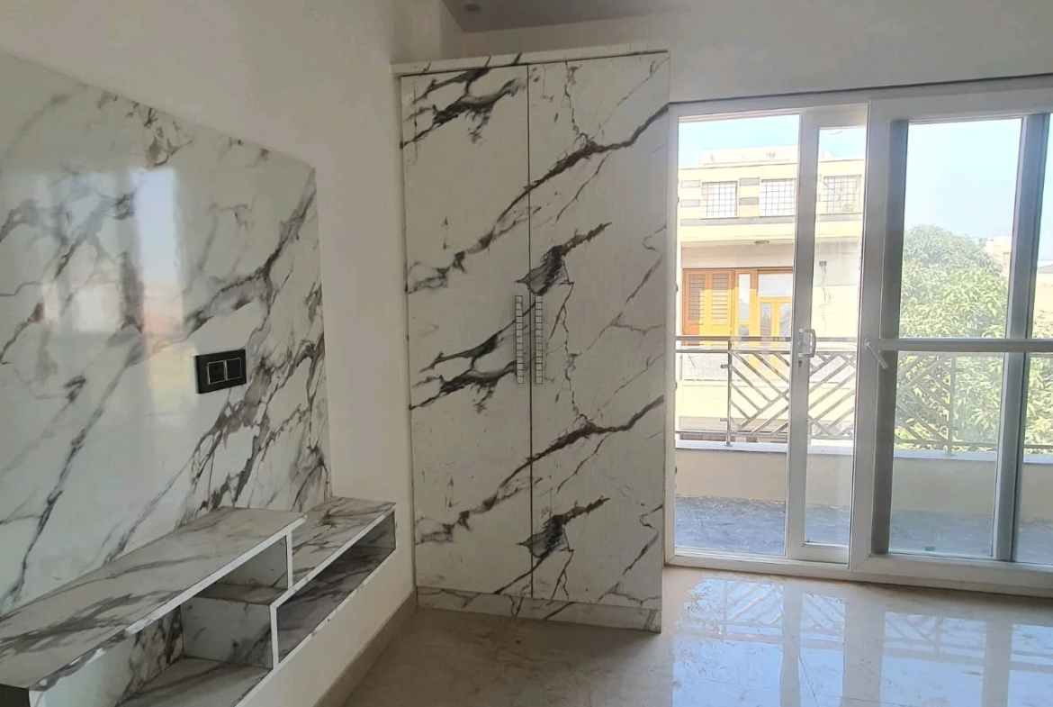 80 Gaj top-floor 2 BHK builder floor in C6B Block Janakpuri with lift, car parking, and new construction, priced at ₹1.45 Cr.