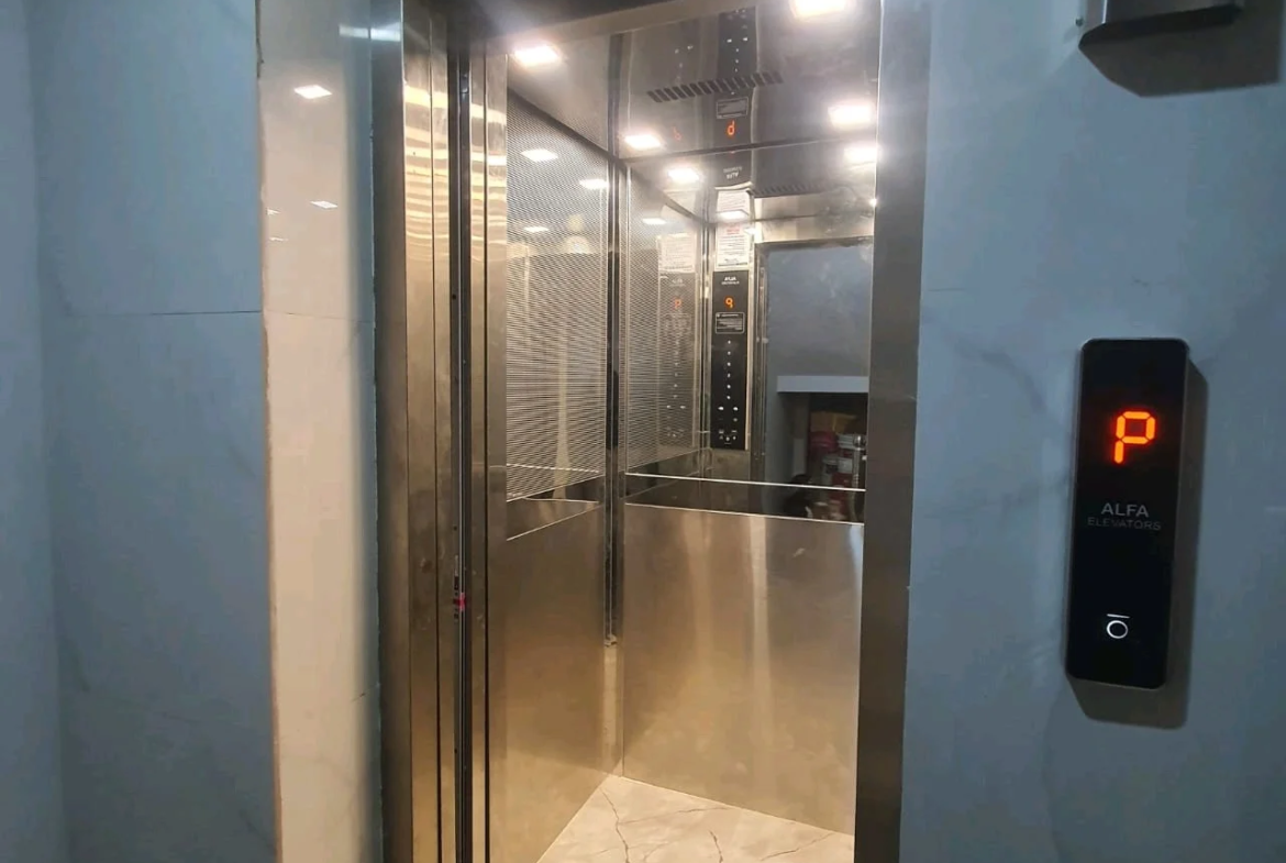 80 Gaj top-floor 2 BHK builder floor in C6B Block Janakpuri with lift, car parking, and new construction, priced at ₹1.45 Cr.