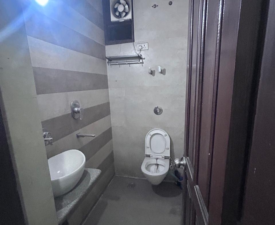 2 BHK DDA MIG Flat for sale in C4H Block Janakpuri with future extension potential – demand ₹1.40 Cr.