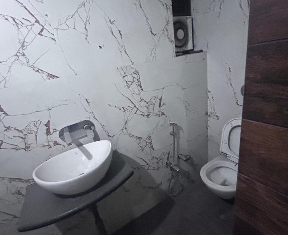 2 BHK DDA MIG Flat for sale in C4H Block Janakpuri with future extension potential – demand ₹1.40 Cr.