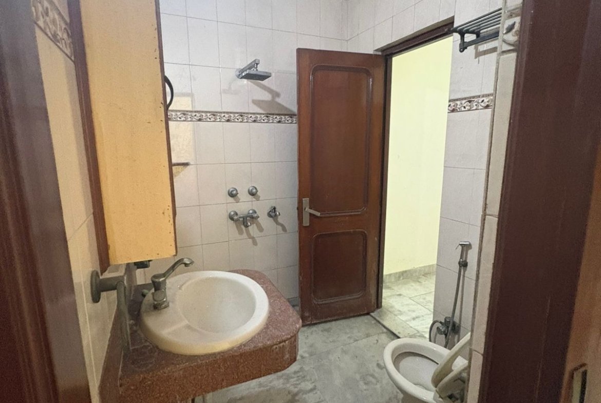 Spacious 3 BHK second-floor builder floor with roof in C1 Block Janakpuri available for rent at ₹41,000.