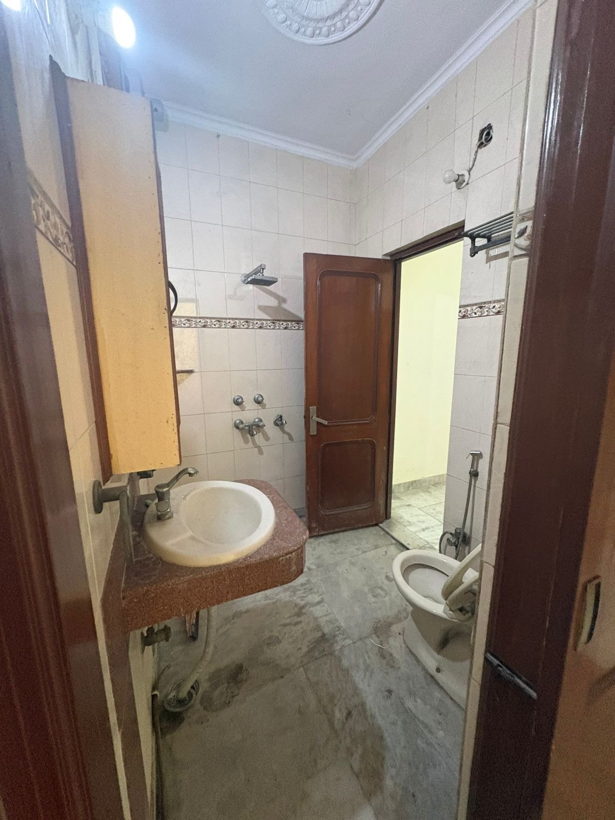 Spacious 3 BHK second-floor builder floor with roof in C1 Block Janakpuri available for rent at ₹41,000. Spacious 3 BHK second-floor builder floor with roof in C1 Block Janakpuri available for rent at ₹41,000.