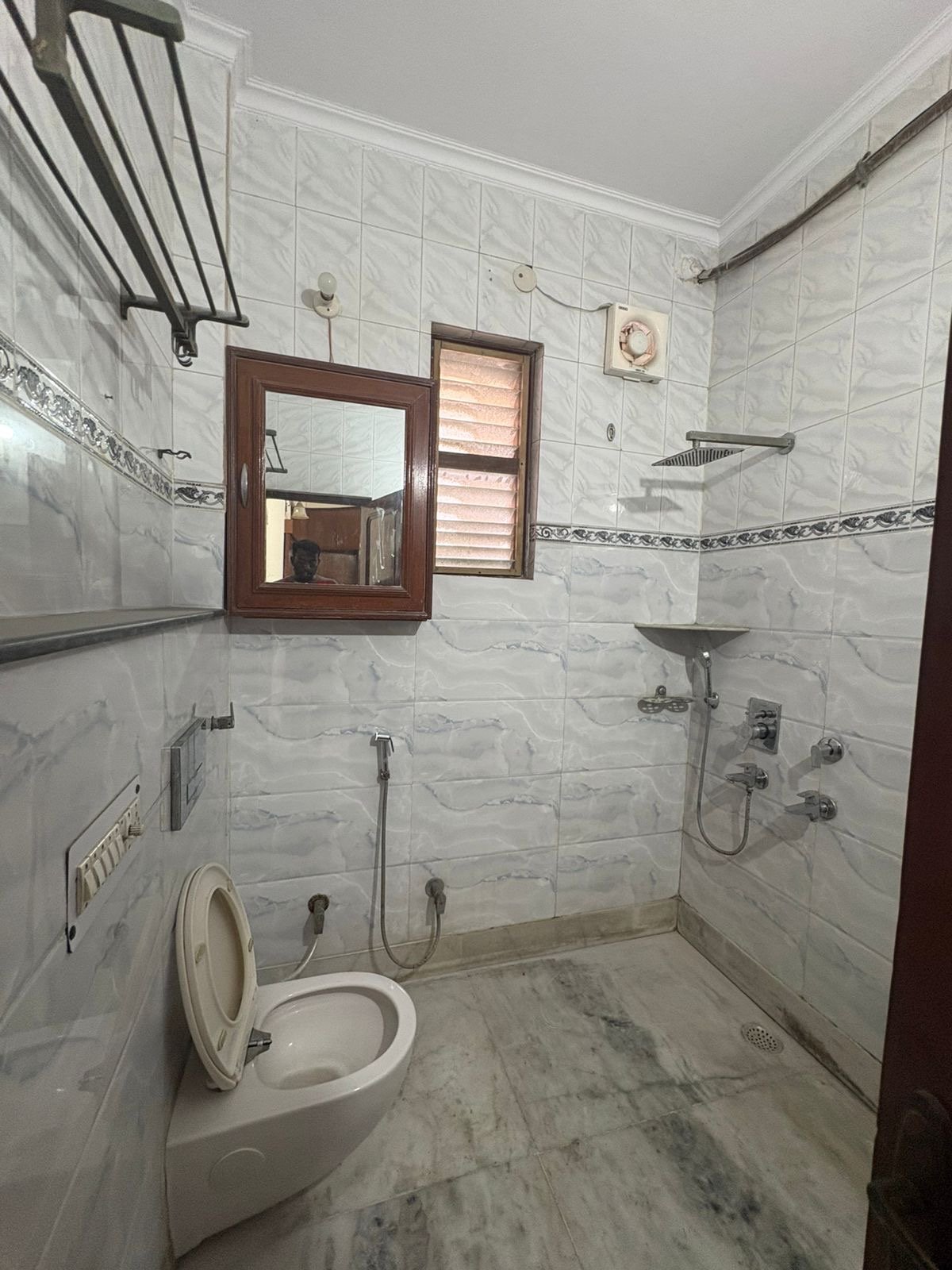 Spacious 3 BHK second-floor builder floor with roof in C1 Block Janakpuri available for rent at ₹41,000. Spacious 3 BHK second-floor builder floor with roof in C1 Block Janakpuri available for rent at ₹41,000.