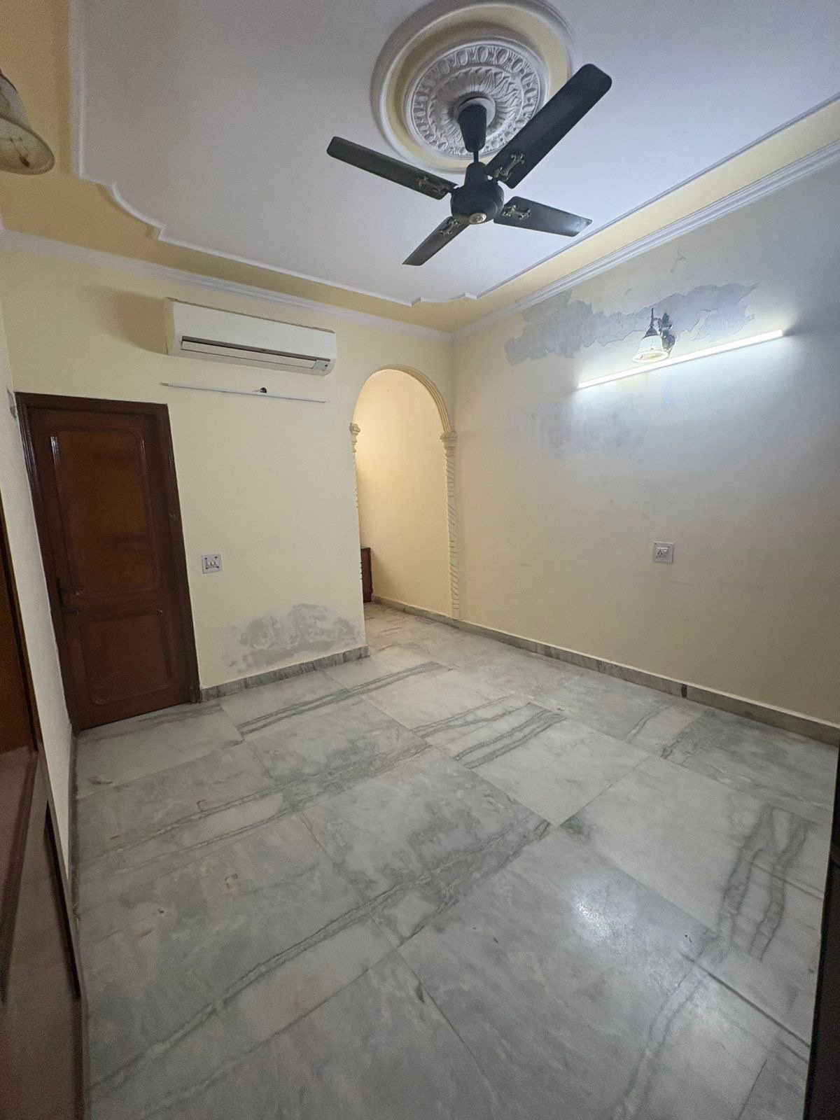 Spacious 3 BHK second-floor builder floor with roof in C1 Block Janakpuri available for rent at ₹41,000. Spacious 3 BHK second-floor builder floor with roof in C1 Block Janakpuri available for rent at ₹41,000.