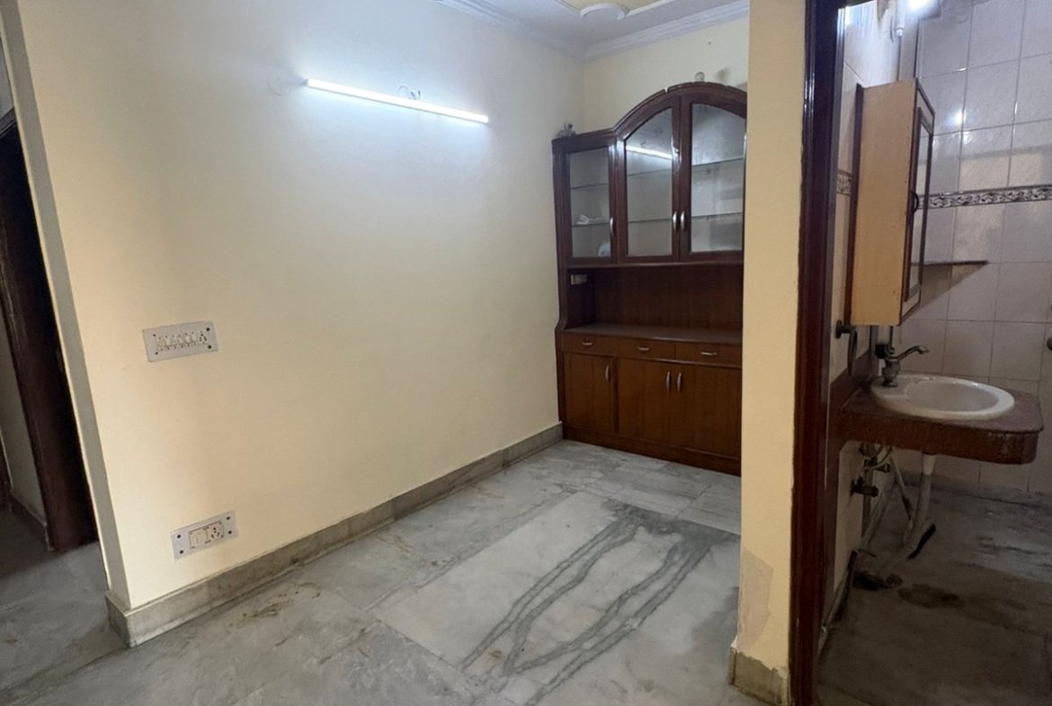 Spacious 3 BHK second-floor builder floor with roof in C1 Block Janakpuri available for rent at ₹41,000.