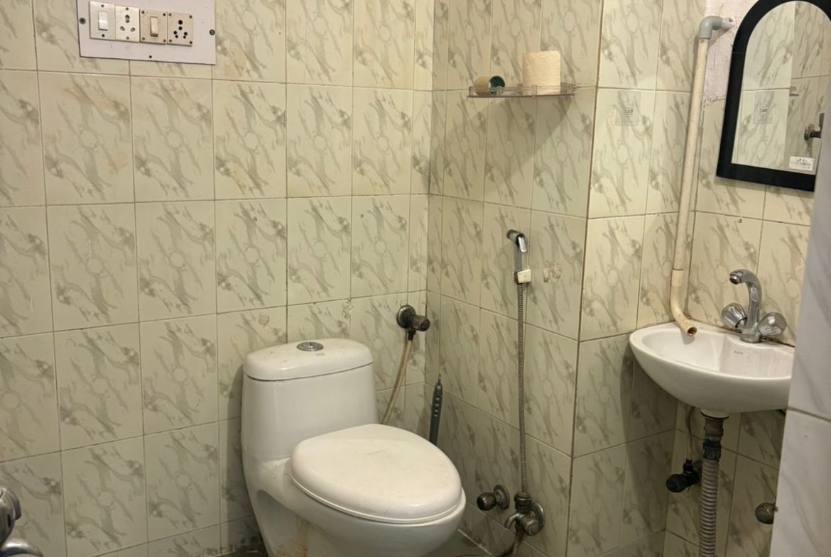 Spacious 2 BHK first-floor for rent in C6B Block Janakpuri featuring a modular kitchen and wide balcony. Rent ₹25,000. Ideal for comfortable family living.