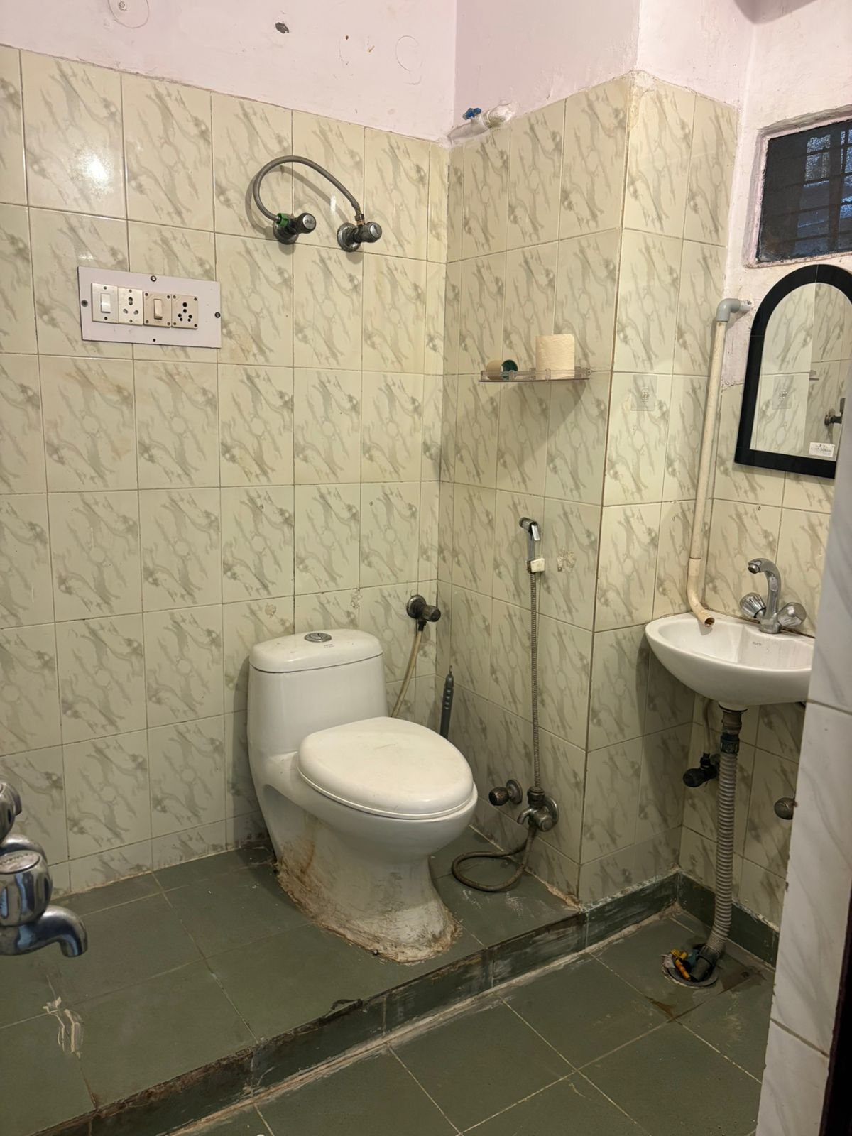 Spacious 2 BHK first-floor for rent in C6B Block Janakpuri featuring a modular kitchen and wide balcony. Rent ₹25,000. Ideal for comfortable family living.