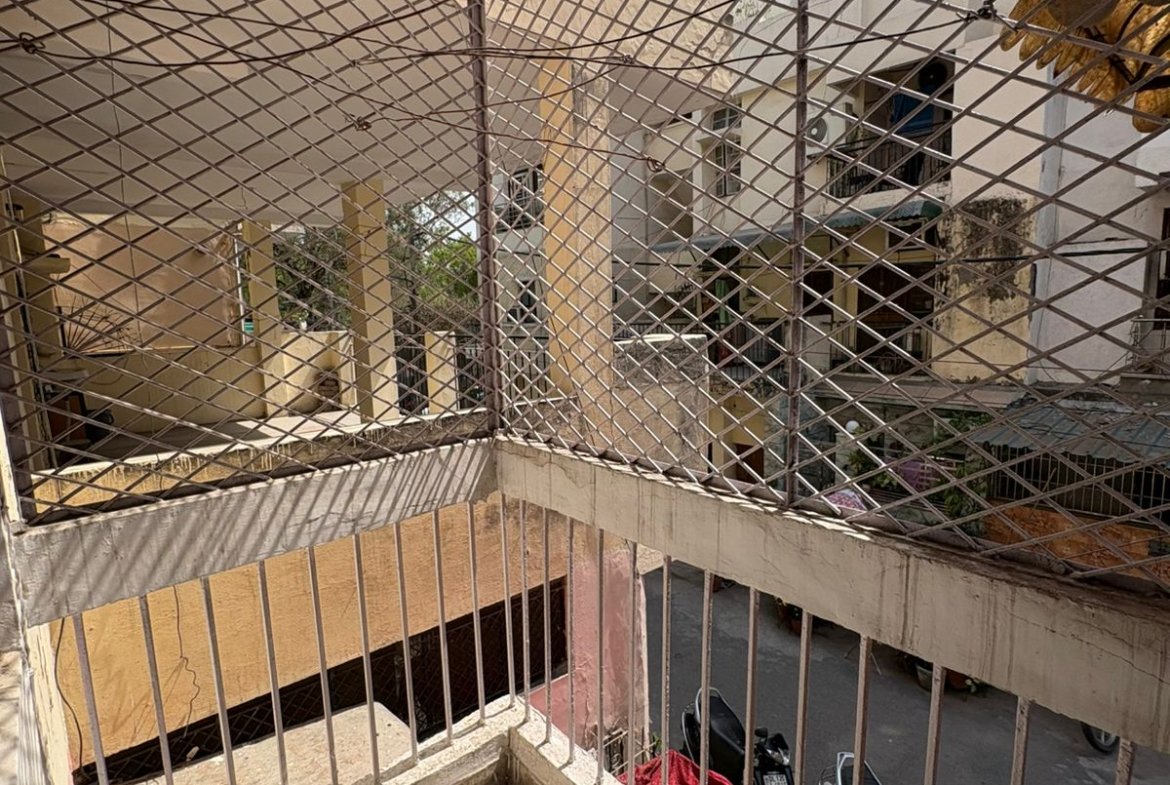 Spacious 2 BHK first-floor for rent in C6B Block Janakpuri featuring a modular kitchen and wide balcony. Rent ₹25,000. Ideal for comfortable family living.