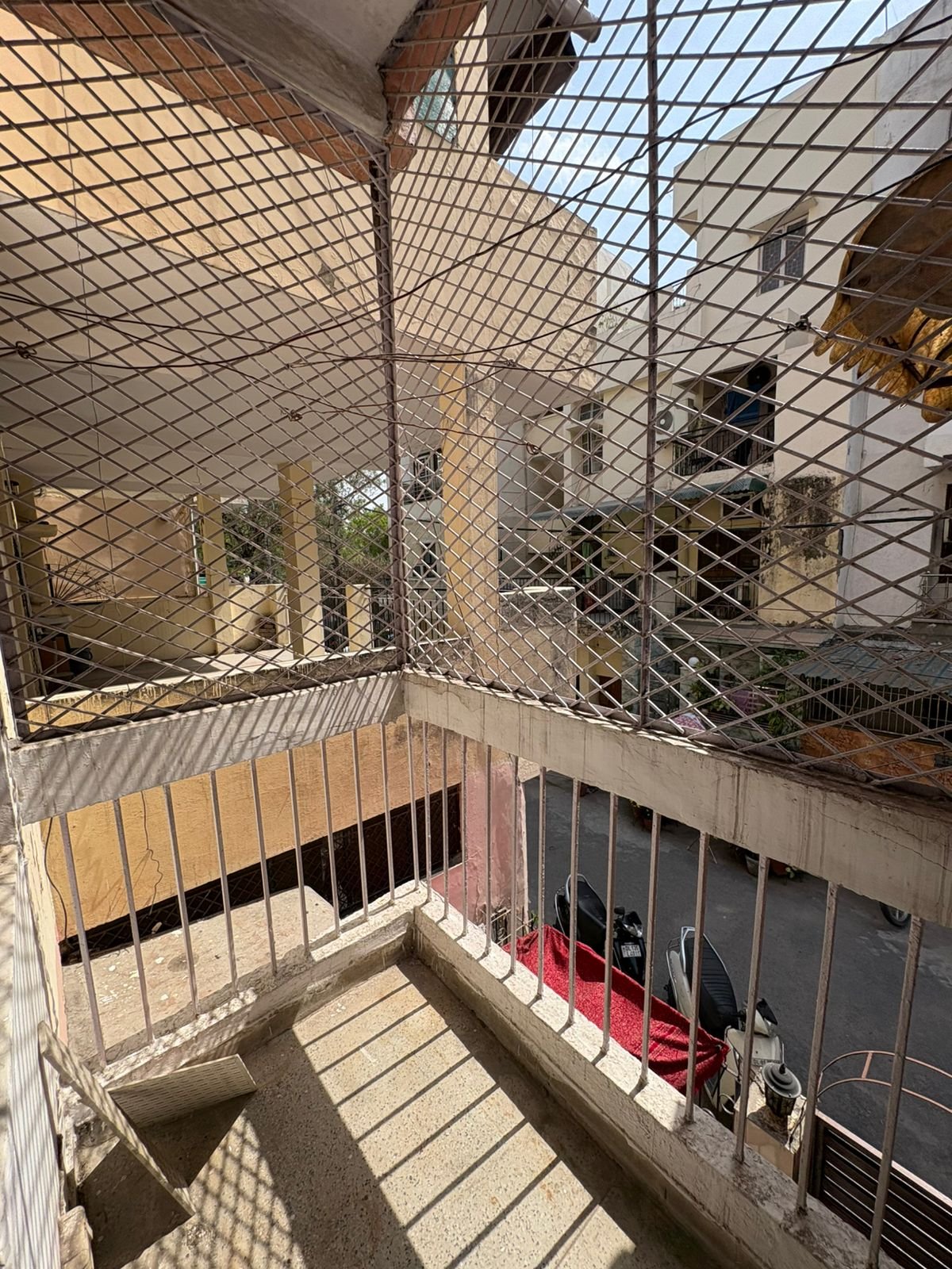 Spacious 2 BHK first-floor for rent in C6B Block Janakpuri featuring a modular kitchen and wide balcony. Rent ₹25,000. Ideal for comfortable family living.