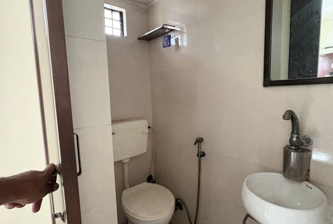 Spacious 2 BHK first-floor for rent in C6B Block Janakpuri featuring a modular kitchen and wide balcony. Rent ₹25,000. Ideal for comfortable family living.