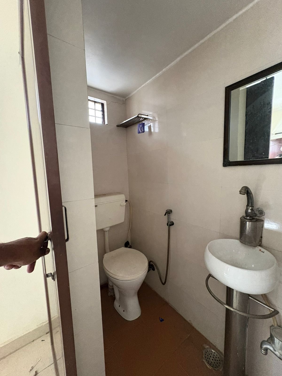 Spacious 2 BHK first-floor for rent in C6B Block Janakpuri featuring a modular kitchen and wide balcony. Rent ₹25,000. Ideal for comfortable family living.