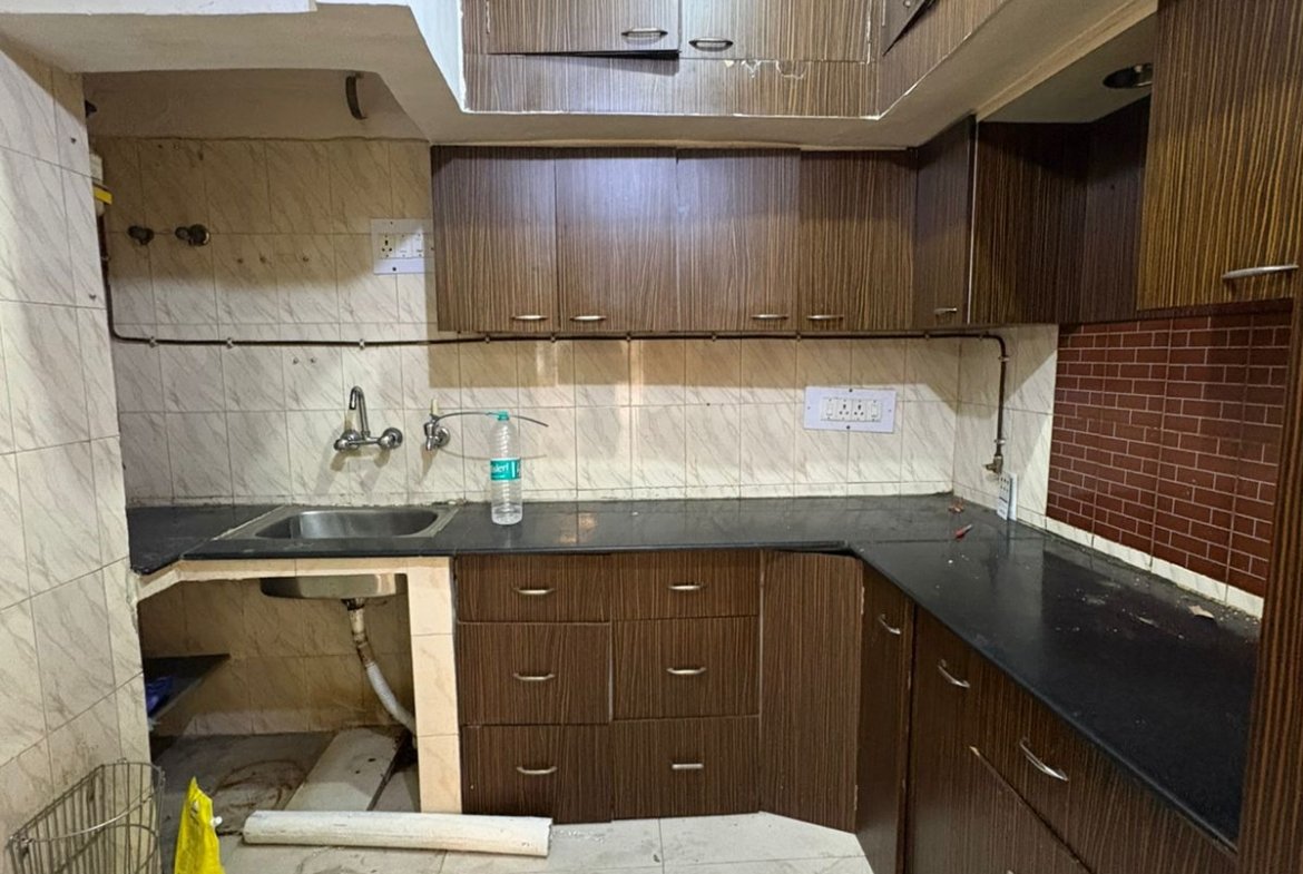 Spacious 2 BHK first-floor for rent in C6B Block Janakpuri featuring a modular kitchen and wide balcony. Rent ₹25,000. Ideal for comfortable family living.