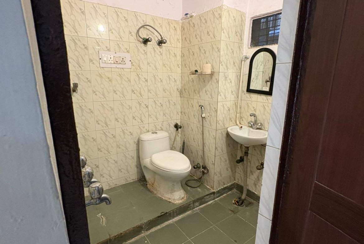 Spacious 2 BHK first-floor for rent in C6B Block Janakpuri featuring a modular kitchen and wide balcony. Rent ₹25,000. Ideal for comfortable family living.