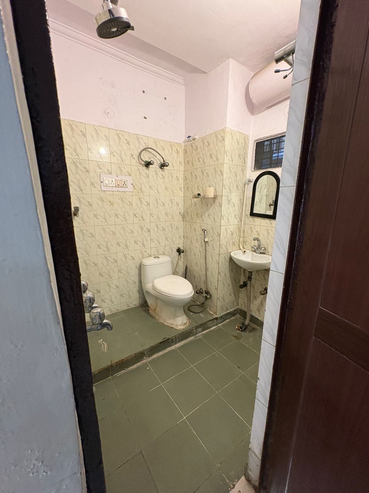 Spacious 2 BHK first-floor for rent in C6B Block Janakpuri featuring a modular kitchen and wide balcony. Rent ₹25,000. Ideal for comfortable family living.
