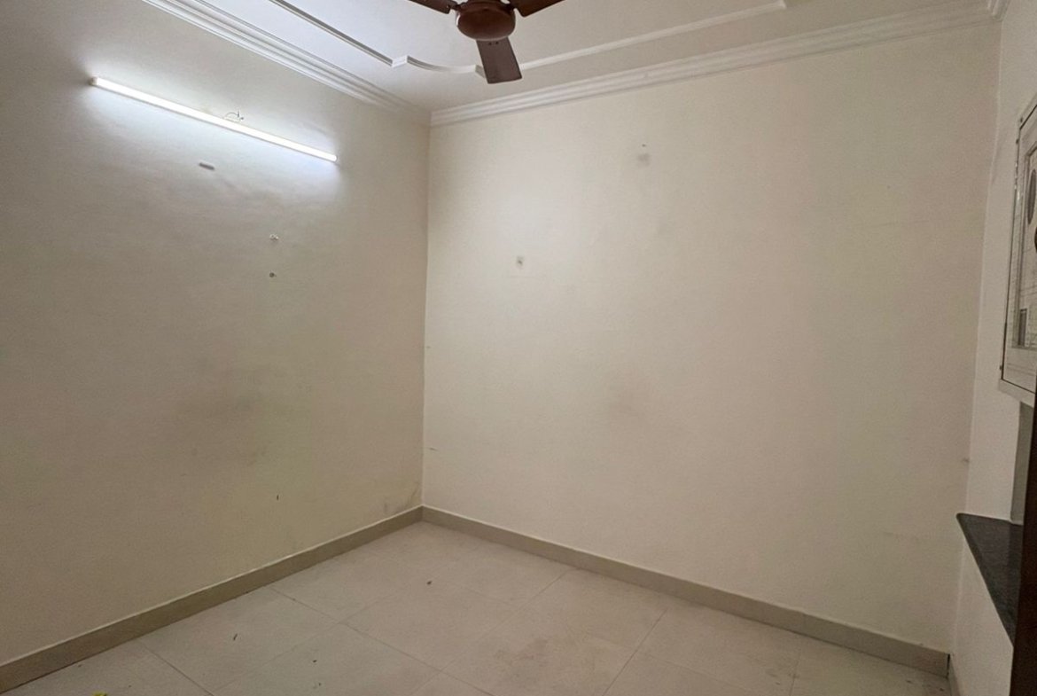 Spacious 2 BHK first-floor for rent in C6B Block Janakpuri featuring a modular kitchen and wide balcony. Rent ₹25,000. Ideal for comfortable family living.