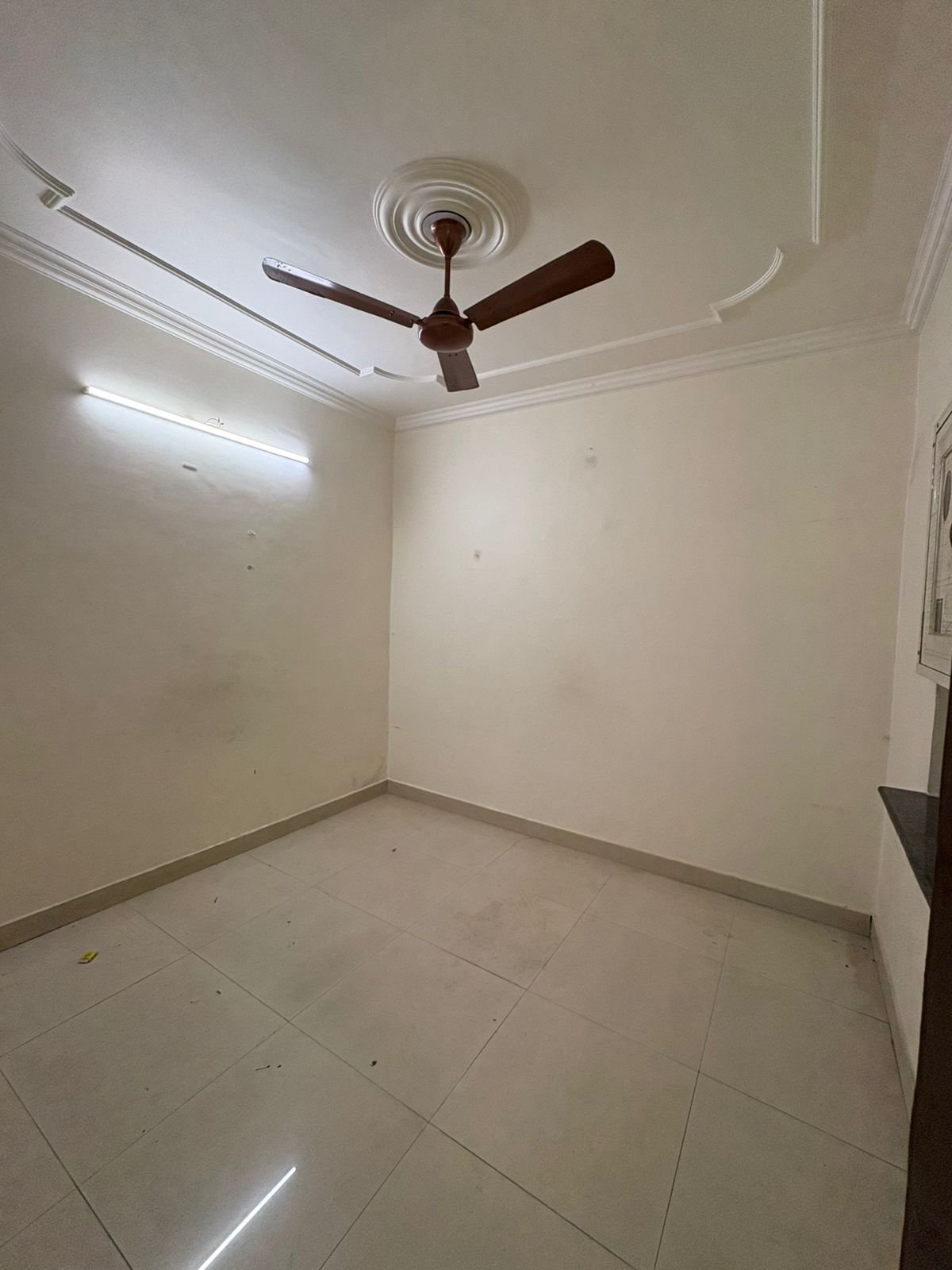 Spacious 2 BHK first-floor for rent in C6B Block Janakpuri featuring a modular kitchen and wide balcony. Rent ₹25,000. Ideal for comfortable family living.