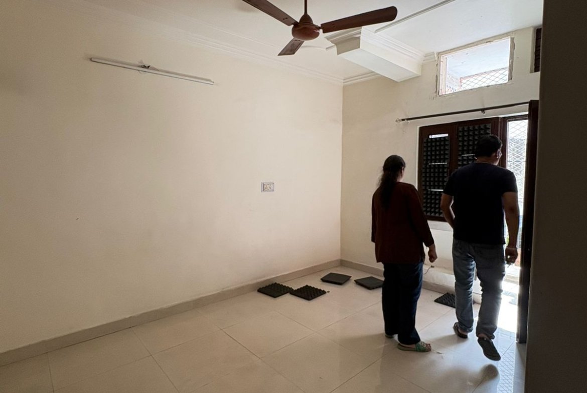 Spacious 2 BHK first-floor for rent in C6B Block Janakpuri featuring a modular kitchen and wide balcony. Rent ₹25,000. Ideal for comfortable family living.