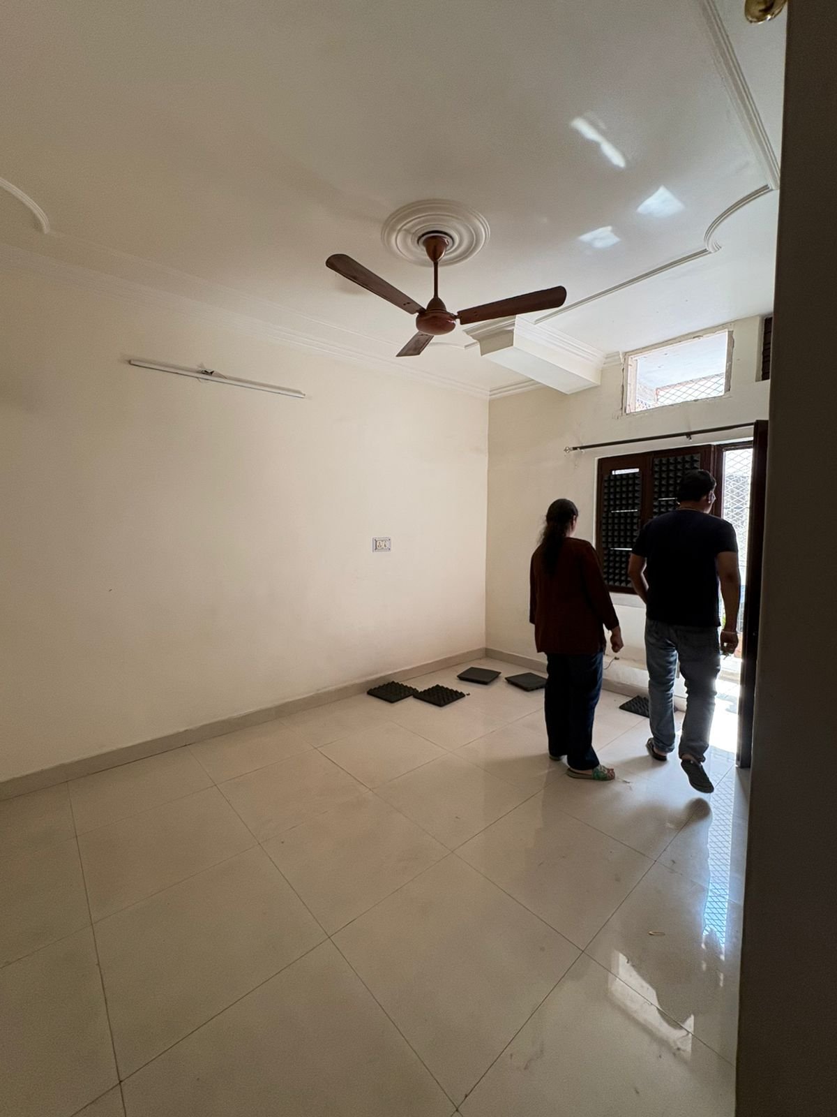 Spacious 2 BHK first-floor for rent in C6B Block Janakpuri featuring a modular kitchen and wide balcony. Rent ₹25,000. Ideal for comfortable family living.