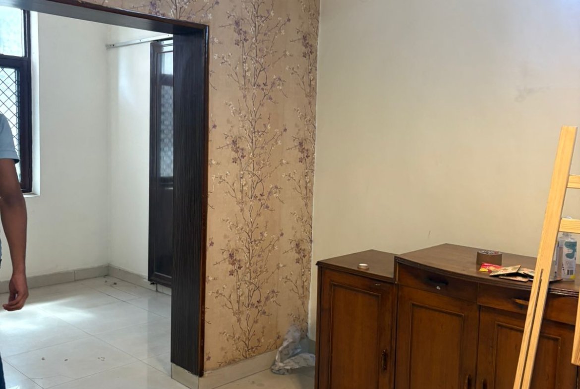 Spacious 2 BHK first-floor for rent in C6B Block Janakpuri featuring a modular kitchen and wide balcony. Rent ₹25,000. Ideal for comfortable family living.
