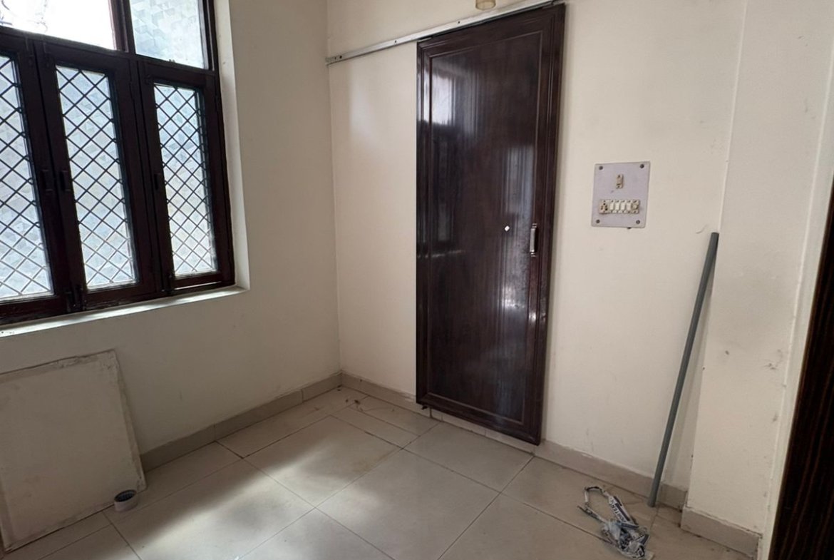 Spacious 2 BHK first-floor for rent in C6B Block Janakpuri featuring a modular kitchen and wide balcony. Rent ₹25,000. Ideal for comfortable family living.