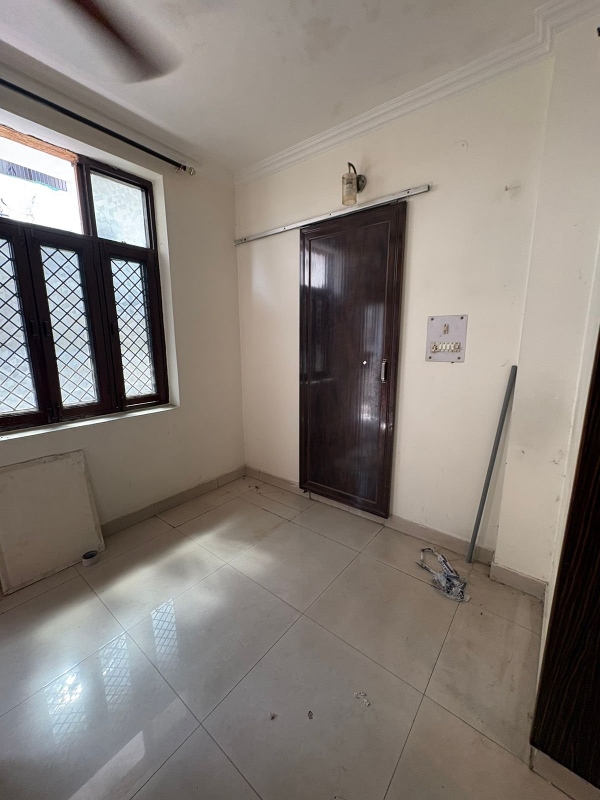 Spacious 2 BHK first-floor for rent in C6B Block Janakpuri featuring a modular kitchen and wide balcony. Rent ₹25,000. Ideal for comfortable family living.
