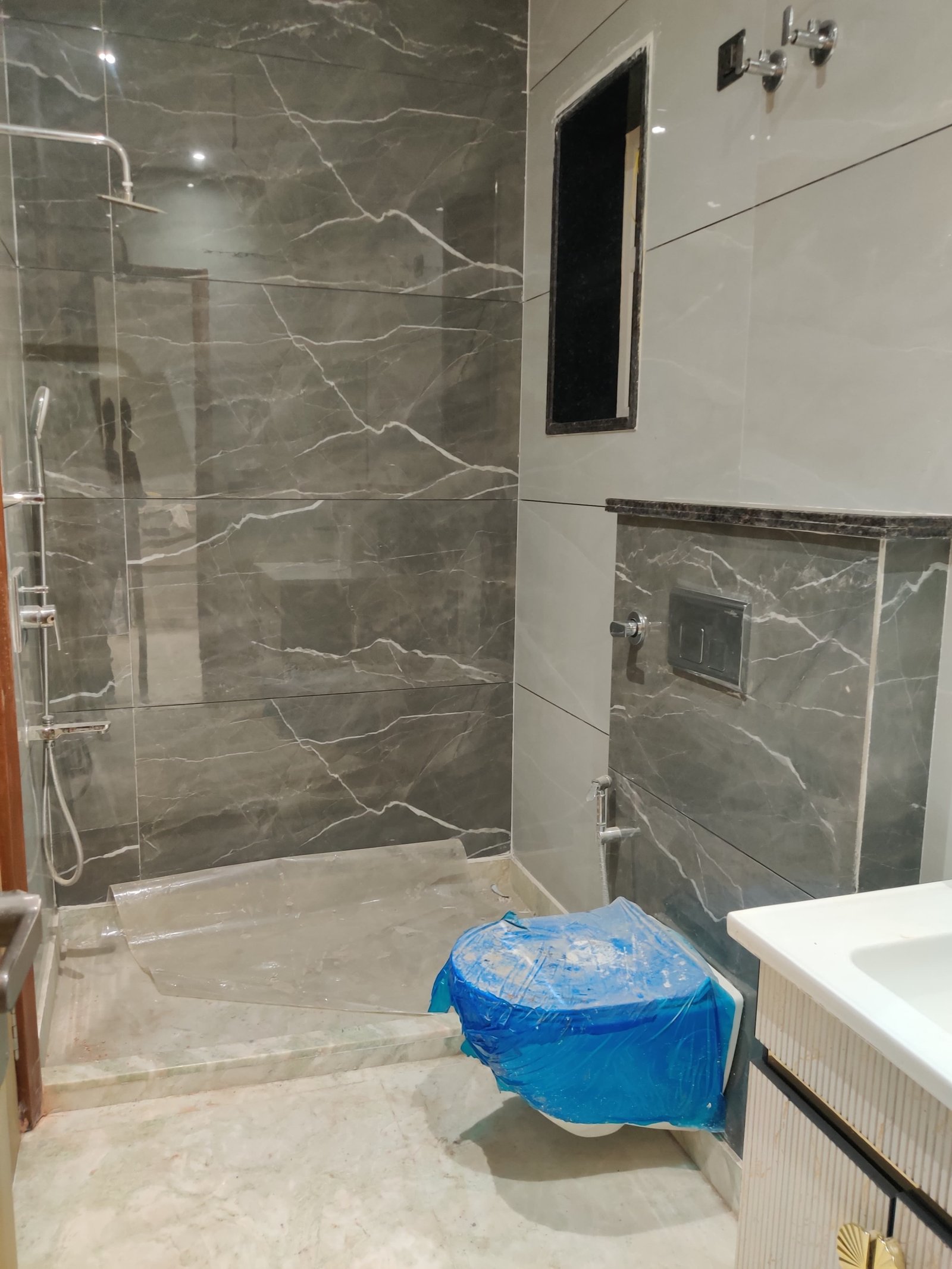 Park-facing 150 gaj newly built builder floor available for rent in the heart of C1 Block Janakpuri.
