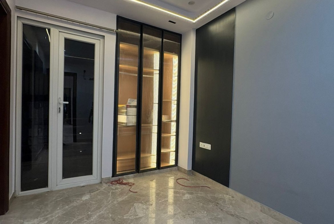 Brand-new 80 sq. yards 2 BHK builder floor for sale in Janakpuri. Located on the first floor with modern interiors and premium finishes. Asking price ₹1.35 Cr.