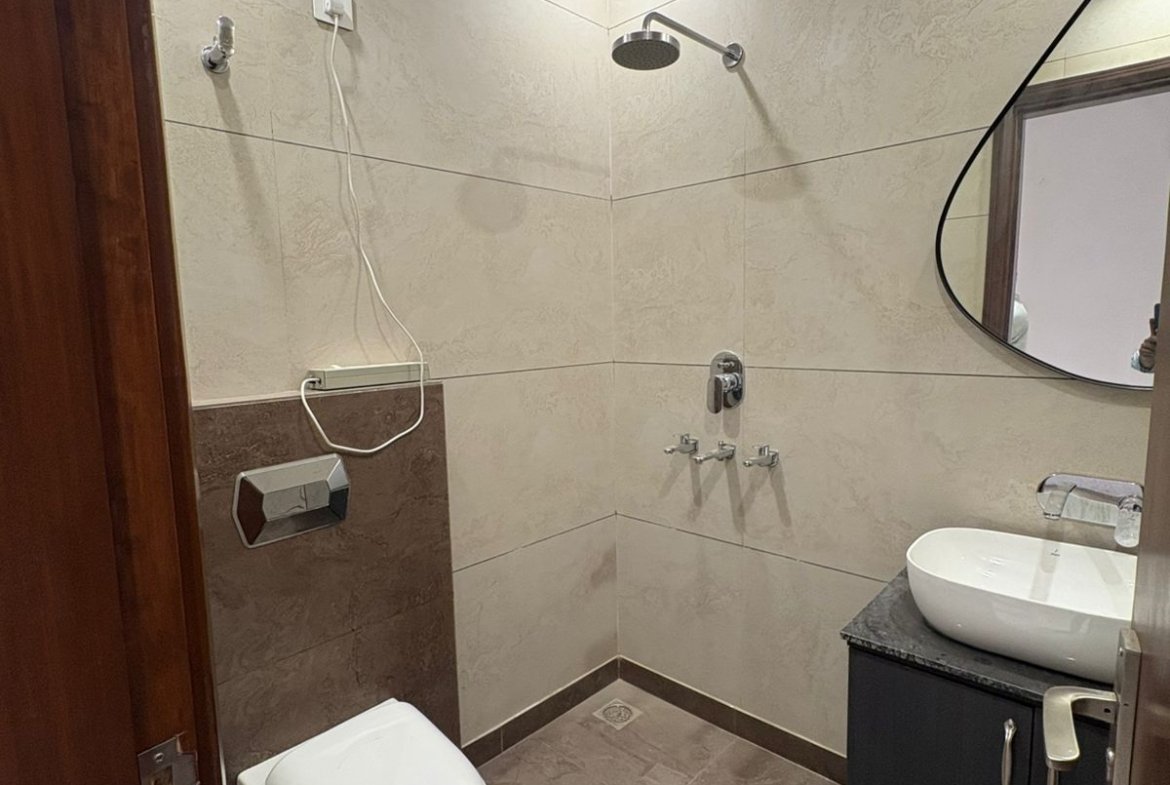 Brand-new 80 sq. yards 2 BHK builder floor for sale in Janakpuri. Located on the first floor with modern interiors and premium finishes. Asking price ₹1.35 Cr.