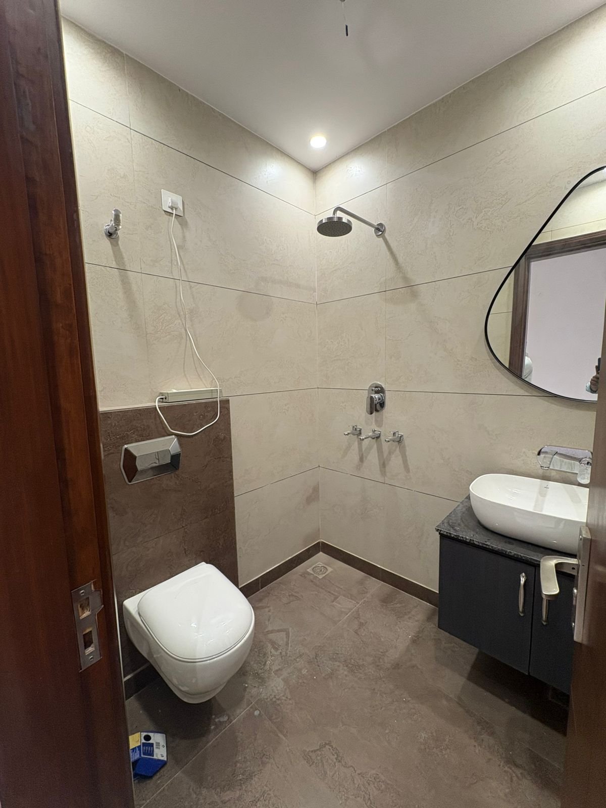 Brand-new 80 sq. yards 2 BHK builder floor for sale in Janakpuri. Located on the first floor with modern interiors and premium finishes. Asking price ₹1.35 Cr.