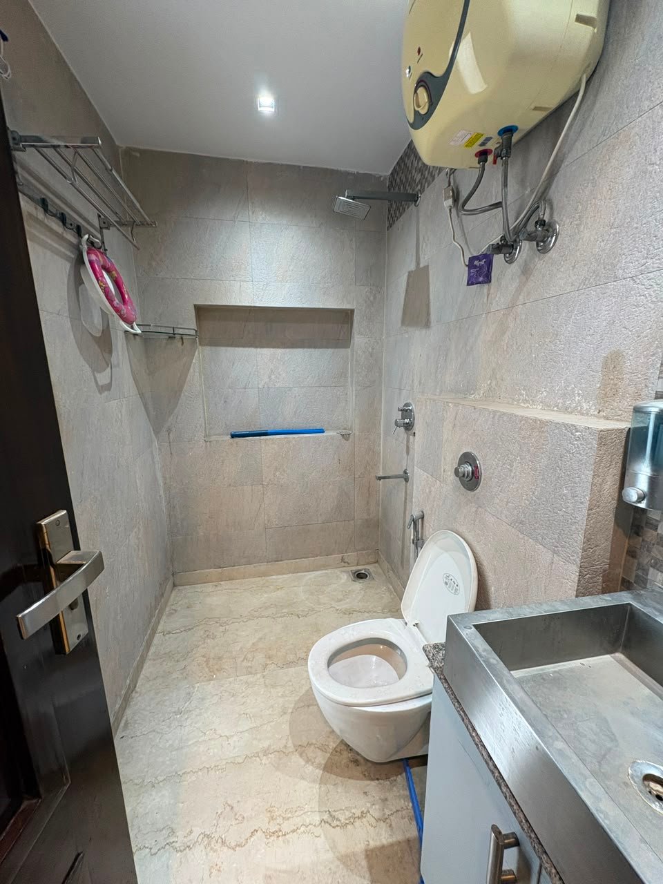 3 BHK builder floor for rent in B3 Block, Janakpuri. Park-facing home with lift, dedicated car parking, spacious rooms, and excellent connectivity. Rent: ₹50,000/month. Schedule a visit with Janakpuri Homes.