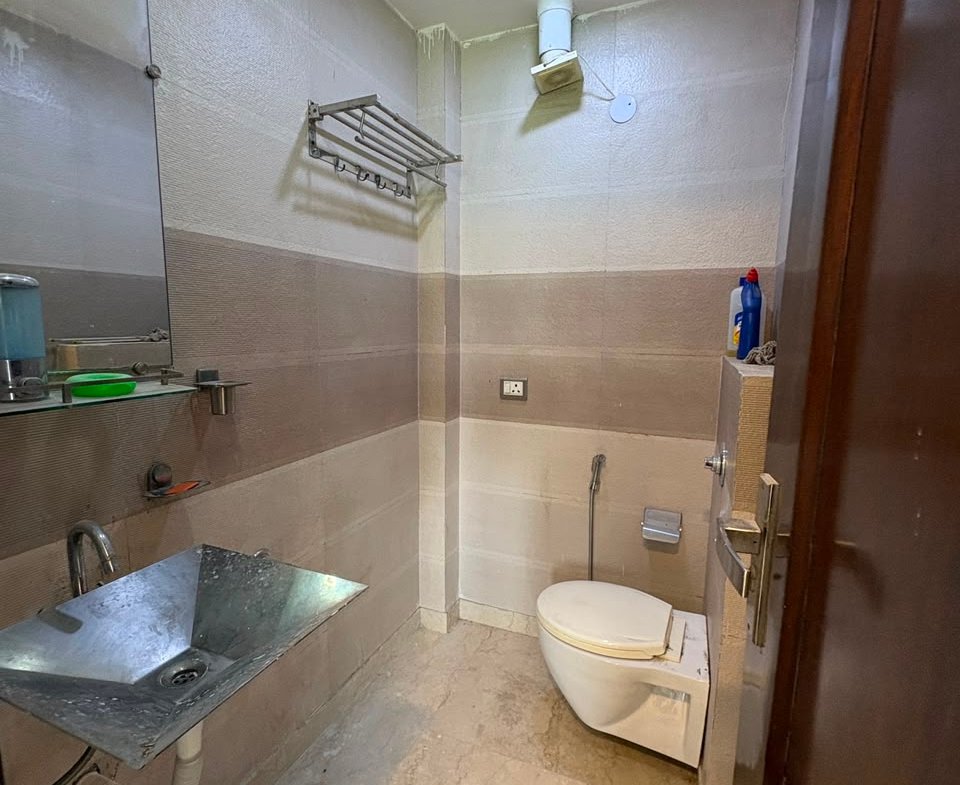 3 BHK builder floor for rent in B3 Block, Janakpuri. Park-facing home with lift, dedicated car parking, spacious rooms, and excellent connectivity. Rent: ₹50,000/month. Schedule a visit with Janakpuri Homes.