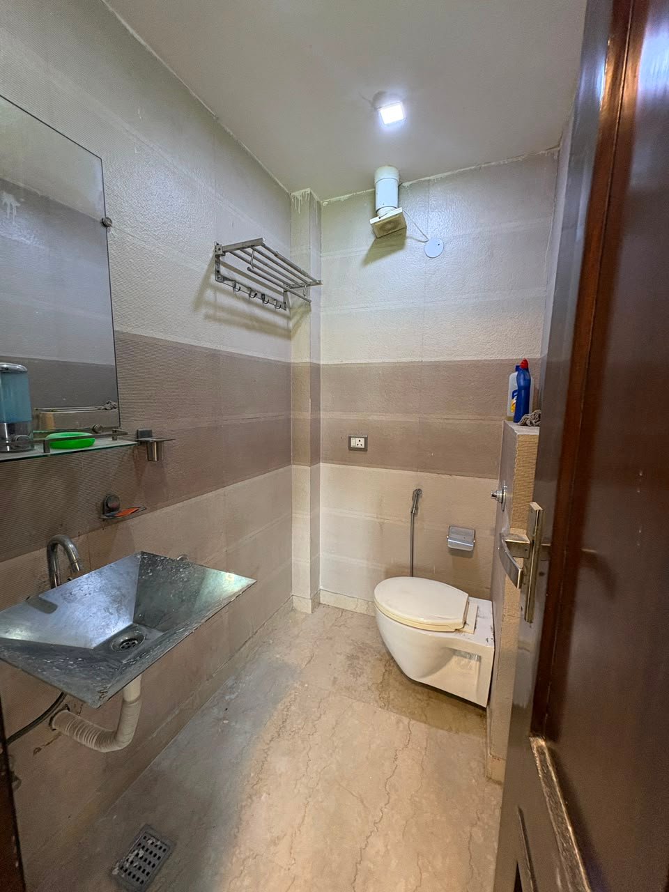 3 BHK builder floor for rent in B3 Block, Janakpuri. Park-facing home with lift, dedicated car parking, spacious rooms, and excellent connectivity. Rent: ₹50,000/month. Schedule a visit with Janakpuri Homes.