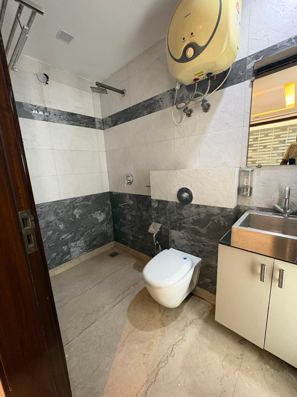 3 BHK builder floor for rent in B3 Block, Janakpuri. Park-facing home with lift, dedicated car parking, spacious rooms, and excellent connectivity. Rent: ₹50,000/month. Schedule a visit with Janakpuri Homes.