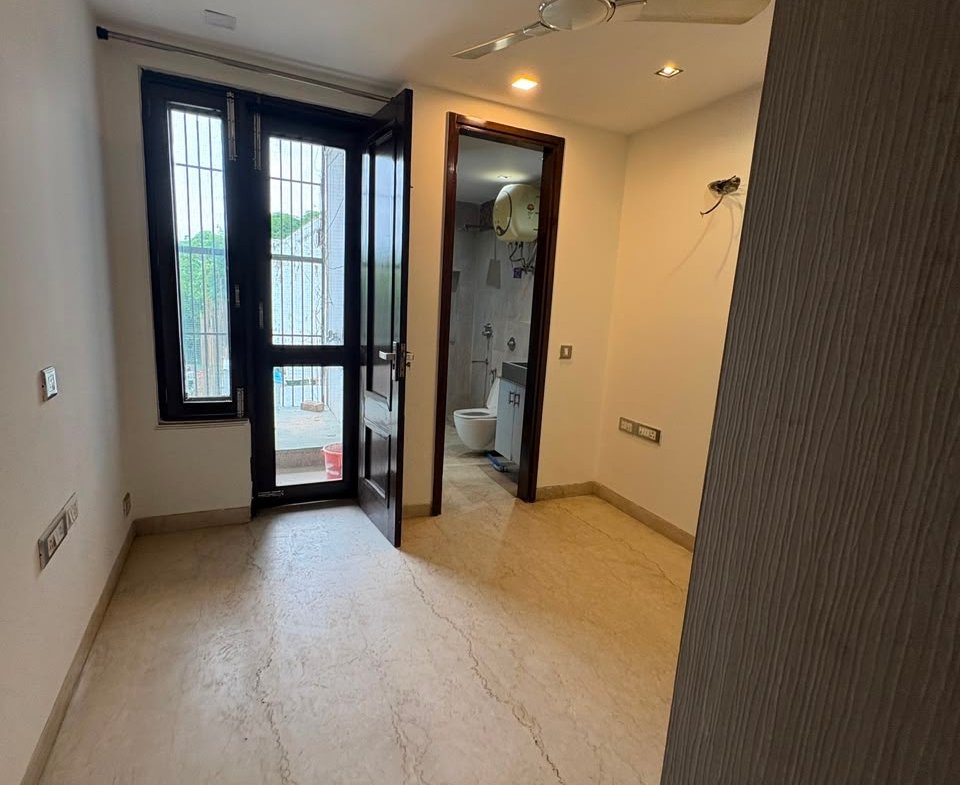 3 BHK builder floor for rent in B3 Block, Janakpuri. Park-facing home with lift, dedicated car parking, spacious rooms, and excellent connectivity. Rent: ₹50,000/month. Schedule a visit with Janakpuri Homes.